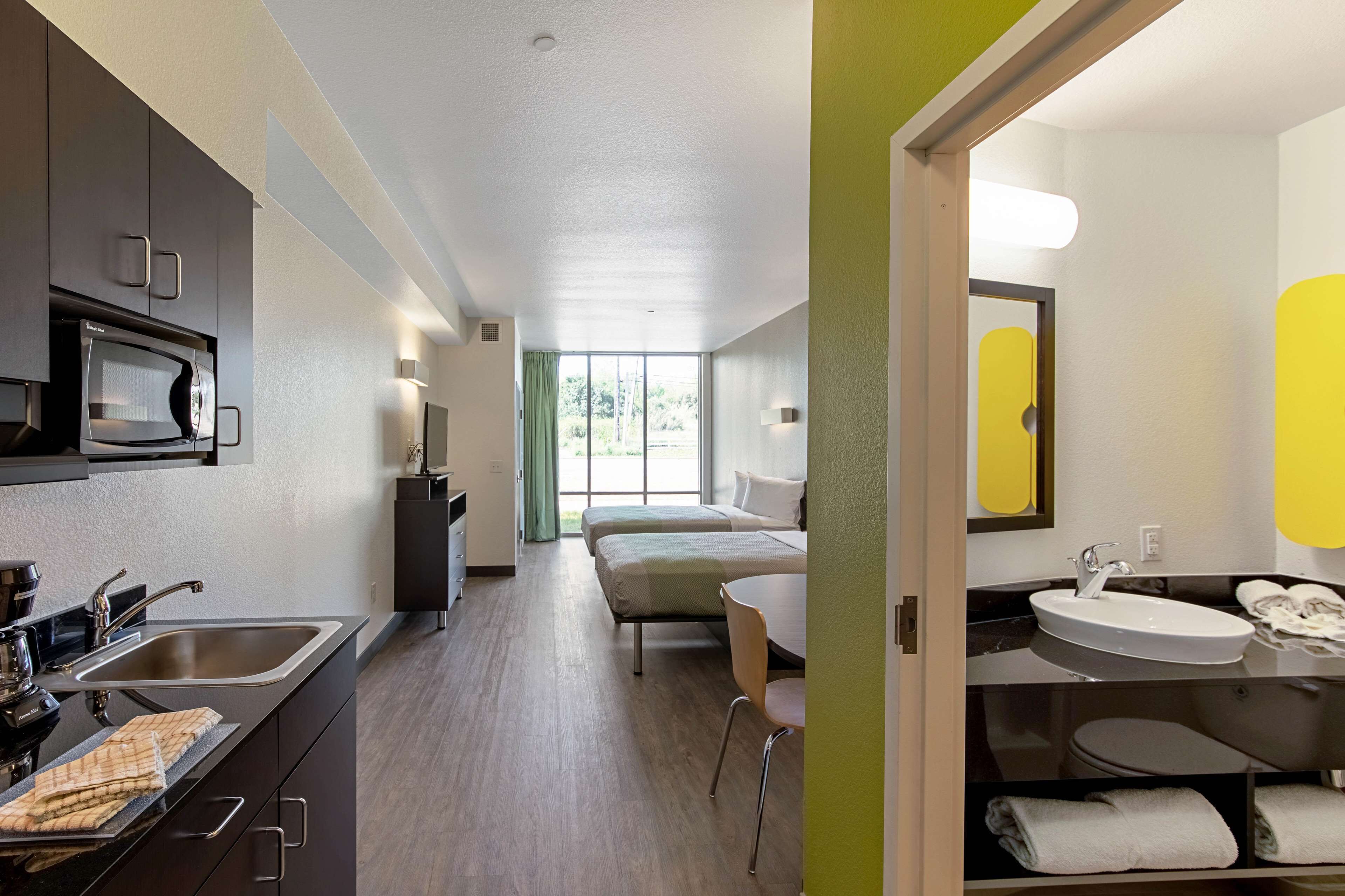 Espacio para trabajar con un portátil, wifi gratis, ropa de cama