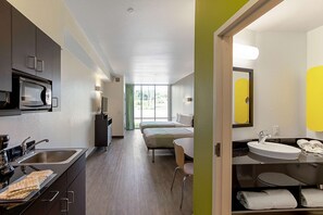 笔记本电脑工作区、免费 WiFi、床单