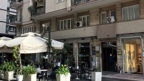 A multi-story building with outdoor seating and potted plants. - Re di Smirne (Bari)
