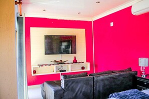 Free WiFi, bed sheets - Thavhani Guest House (Thohoyandou)