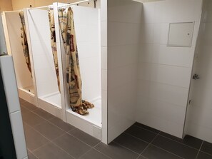 Gemeinsamer Schlafsaal, Nichtraucher | Dusche im Bad