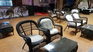 Coin salon dans le hall