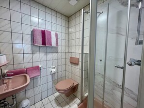 Comfort appartement, 2 slaapkamers (Würzgarten) | Badkamer | Gratis toiletartikelen, een haardroger, handdoeken, toiletpapier
