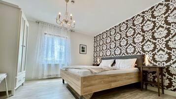 Apartemen (Dornfelder) | Dilengkapi dengan perabotan berbeda-beda dan tirai kedap cahaya