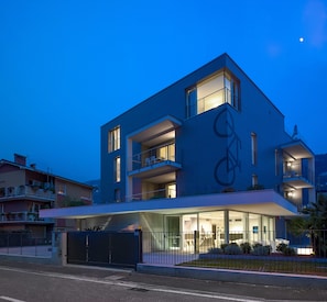 Fachada da propriedade à noite