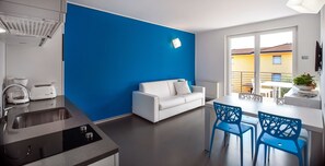 Apartment, 1 Schlafzimmer (2-4 Adults) | Wohnbereich | Fernseher