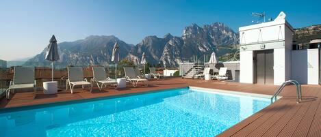 Alberca al aire libre por temporada y sombrillas en la alberca