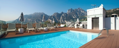 Seasonal outdoor pool, pool umbrellas, sun loungers