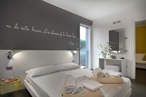 Family Suite (3-6 Pax) | 1 bedroom, premium bedding, desk, soundproofing