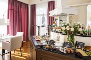 Un buffet de petit-déjeuner proposant une variété d’aliments et un coin café.