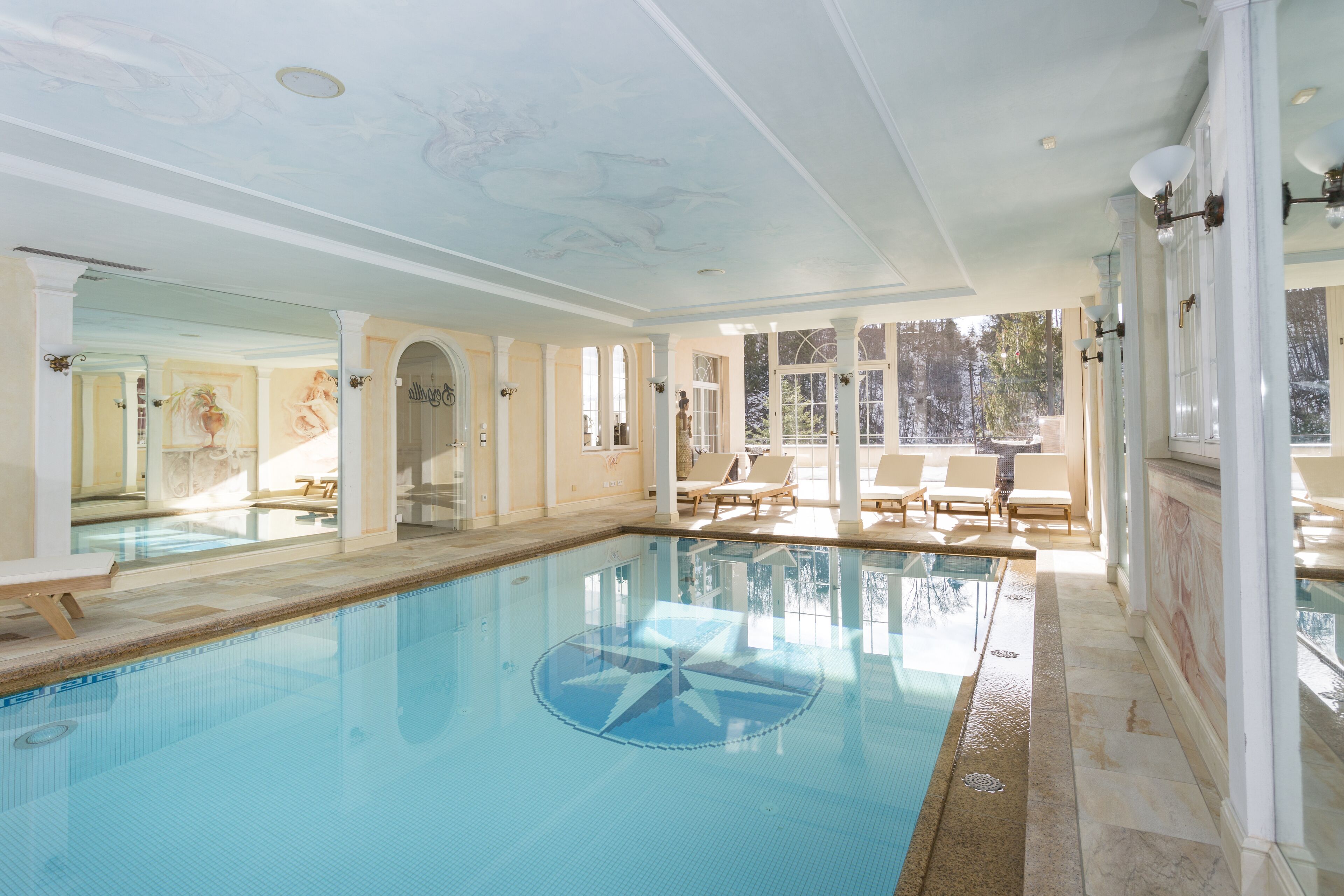 Hồ bơi trong nhà, hồ bơi ngoài trời phục vụ theo mùa 