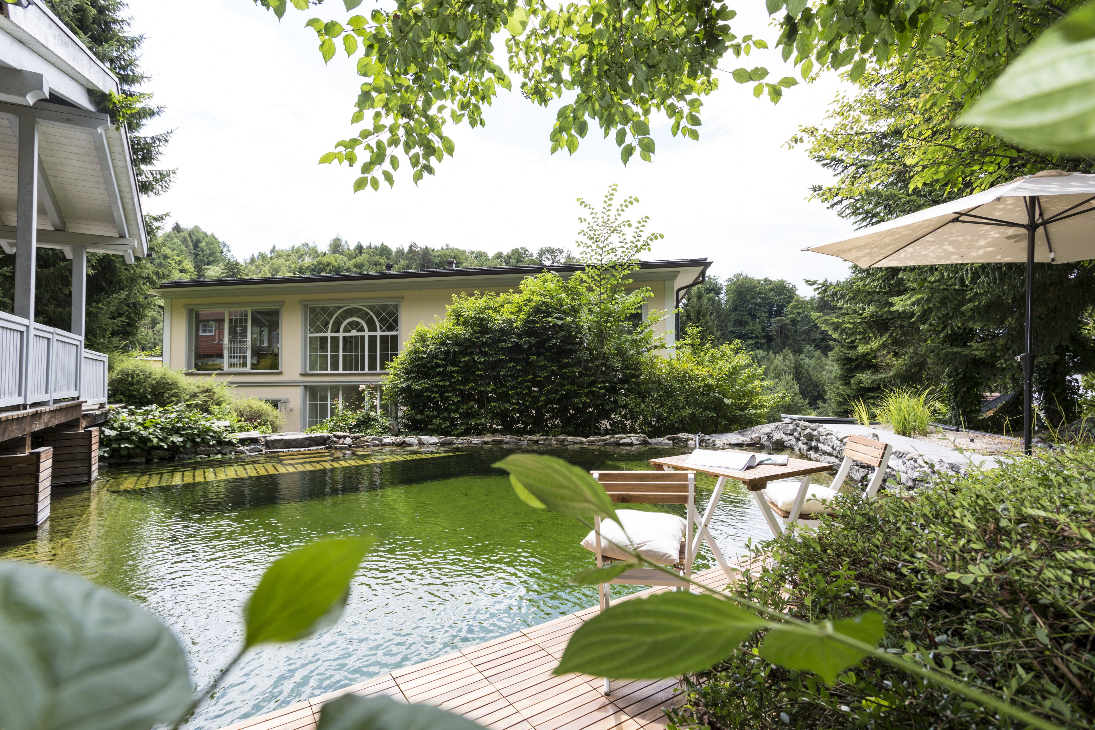 Een binnenzwembad en een seizoensgebonden buitenzwembad