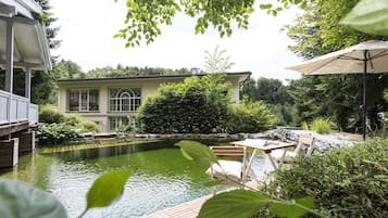 Een binnenzwembad en een seizoensgebonden buitenzwembad