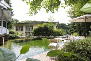 Innenpool, Außenpool (je nach Saison geöffnet), Sonnenschirme