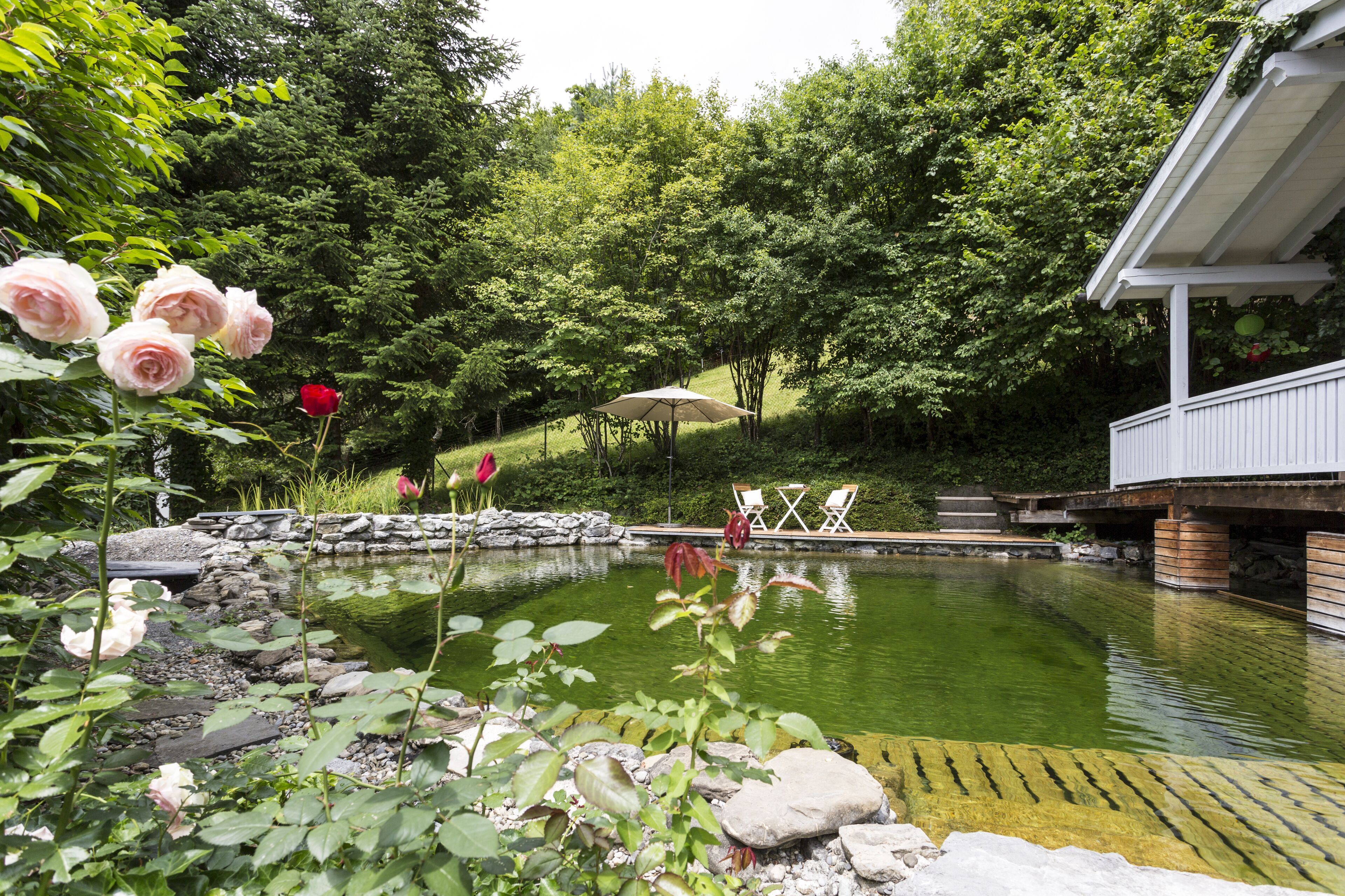 Een binnenzwembad en een seizoensgebonden buitenzwembad