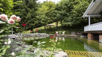 Een binnenzwembad en een seizoensgebonden buitenzwembad