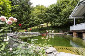 Innenpool, Außenpool (je nach Saison geöffnet), Sonnenschirme