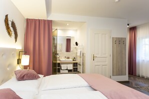 Quarto casal ou duplo júnior, varanda, vista para o jardim (1) | Banheiro | Produtos de toalete grátis, secador de cabelo, roupões de banho 