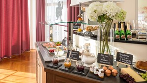 A breakfast buffet with various food items, condiments, and beverages. - Boutiquehotel Bergvilla (Zwischenwasser)