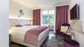 Minibar, caja de seguridad en la habitación y escritorio