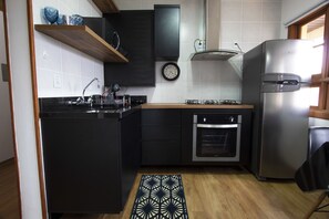 Apartamento, 1 cama de casal, para não fumantes | Cozinha privada | Geladeira, micro-ondas, fog�ão, talheres/pratos/utensílios de cozinha