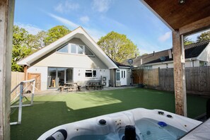 Garden - Four Corners Holiday Home with Hot Tub & Sauna (Ferndown)