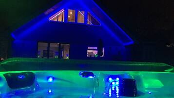 Luxury House, 4 Bedrooms | Private spa tub