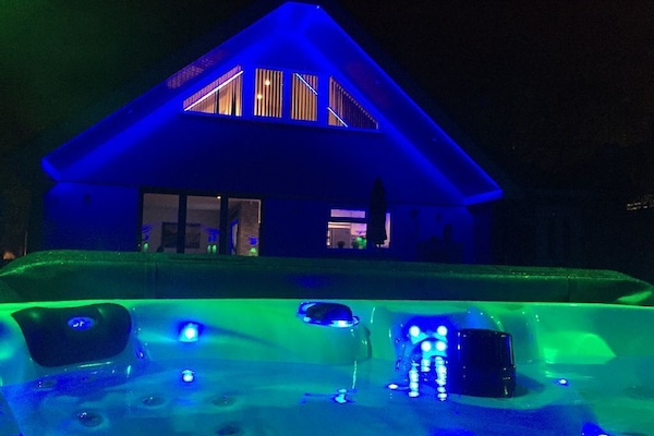 Luxury House, 4 Bedrooms | Private spa tub