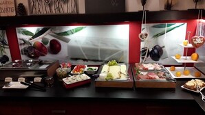 Free daily buffet breakfast  - Allgäuhotel-Memmingen-Nord (Memmingen)