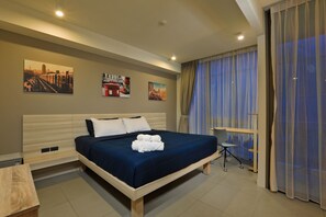 Studio Suite | Peti besi dalam bilik, langsir/tirai gelap terus 
