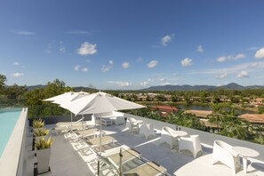 Terrace/patio - Oceanstone Phuket by Holy Cow 705 (Choeng Thale)