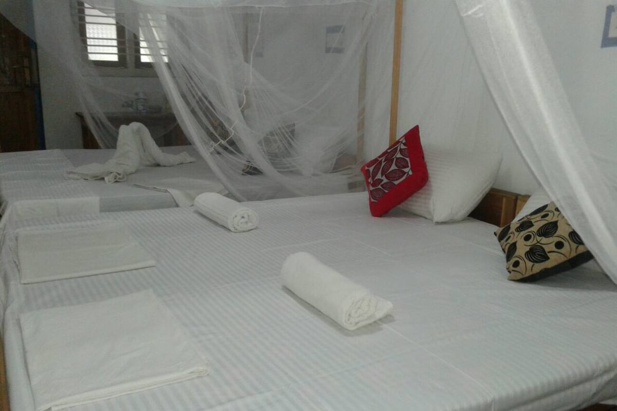 Comfort vierpersoonskamer, 2 tweepersoonsbedden, roken, uitzicht op tuin | Een bureau, gratis wifi