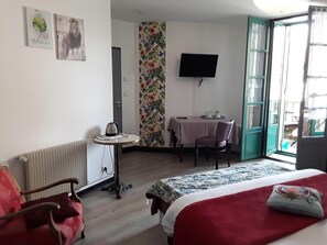 Family Double Room, Garden View | Individually decorated, desk, blackout curtains, free WiFi - Le Madelon (Pays-de-Belves)