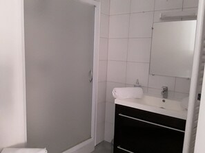 Family Double Room, Garden View | Bilik Mandi | Pancuran mandi, pengering rambut 