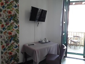 Family Double Room, Garden View | Individually decorated, desk, blackout curtains, free WiFi - Le Madelon (Pays-de-Belves)