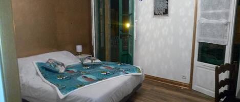 Habitación doble estándar | Decoración personalizada, escritorio, cortinas blackout y wifi gratis