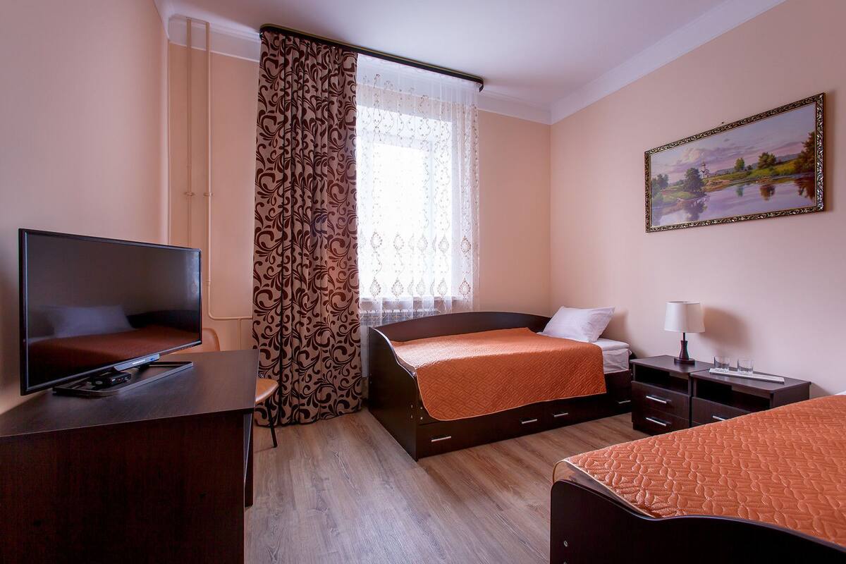 Tempat tidur Tempur-Pendic, kedap suara, dan setrika/meja setrika