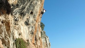 Una formación rocosa natural con una abertura similar a una cueva.