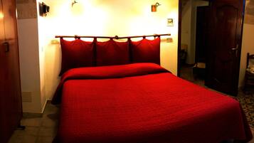 Doppelzimmer | Schreibtisch, BĂŒgeleisen/BĂŒgelbrett, Babybetten, BettwĂ€sche