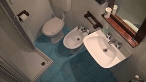 Double Room | Bathroom | Shower, free toiletries, hair dryer, bathrobes - Agriturismo Sierro Lo Greco (Laterza)