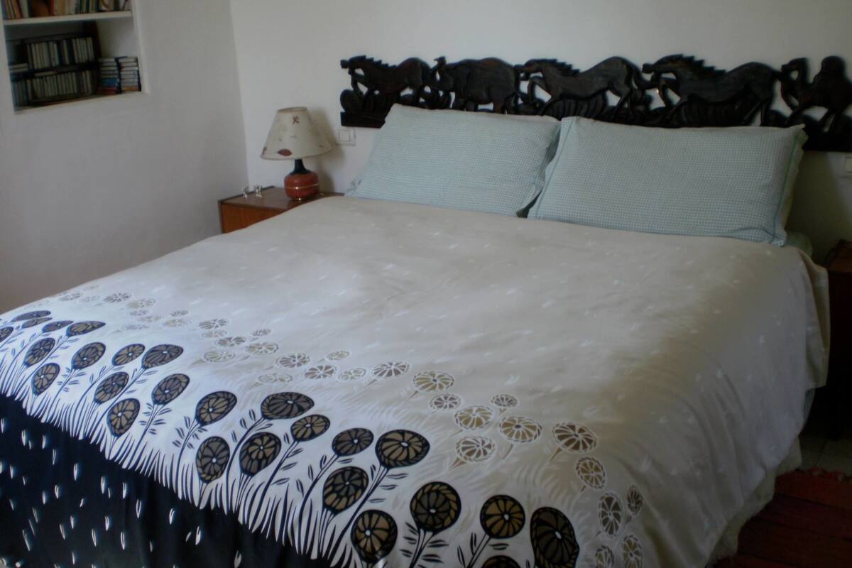 Rollaway beds, free WiFi, bed sheets