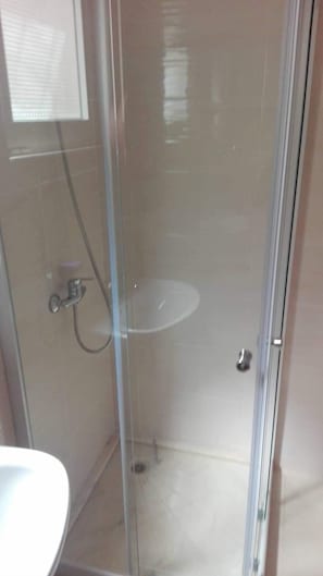 Apartamento, 2 quartos | Chuveiro