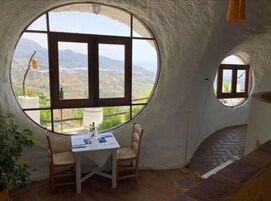 Breakfast, lunch, dinner served; Regional cuisine 