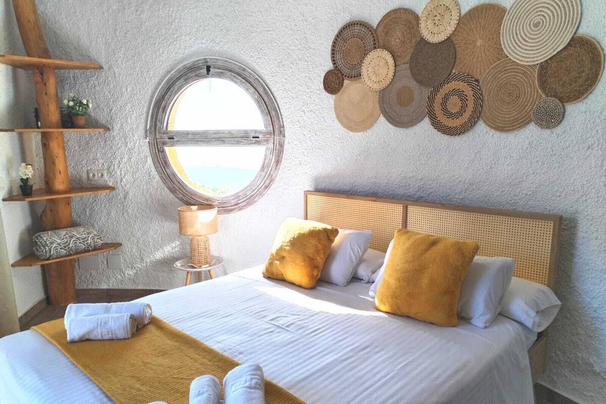 Kamar Double Premium | Brankas, ruang kerja ramah laptop, dan Wi-Fi gratis