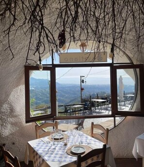 Breakfast, lunch and dinner served  - Hotel Rural Los Caracoles (Torrox)