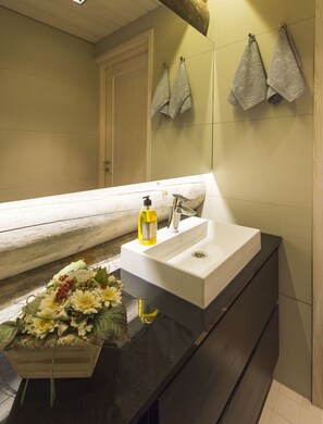 Villa, 5 Bedrooms, Sauna, Lake View | Bathroom