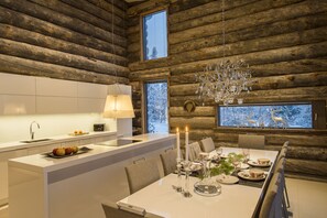 Villa, 5 Schlafzimmer, Sauna, Seeblick | Essbereich im Zimmer