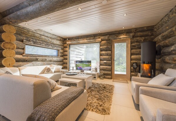 Una televisión de pantalla plana, un reproductor de DVD