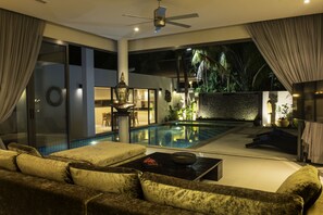 Chambre Quadruple Panoramique, vue océan, en bord de piscine | Coin séjour