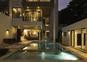 Chambre Quadruple Panoramique, vue océan, en bord de piscine | Piscine privée